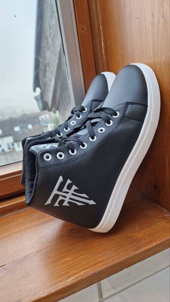 Schwarze Herrenstiefel. Boots. Sportschuhe. Leicht und bequem. Größe 41. 