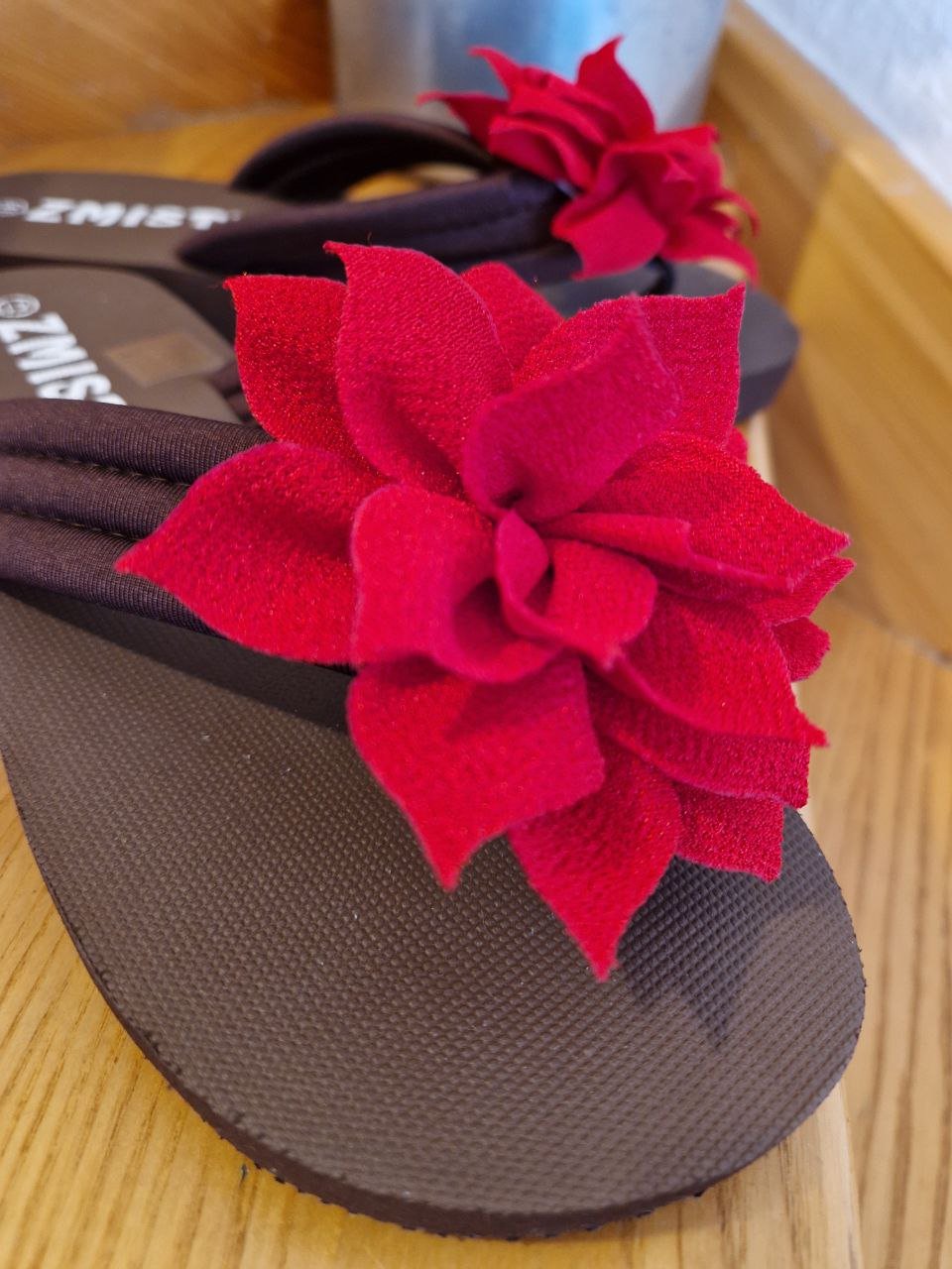 Neu.  Rote-Braune Sandalen, Strand-Flip-Flops.  Größe 40.  
