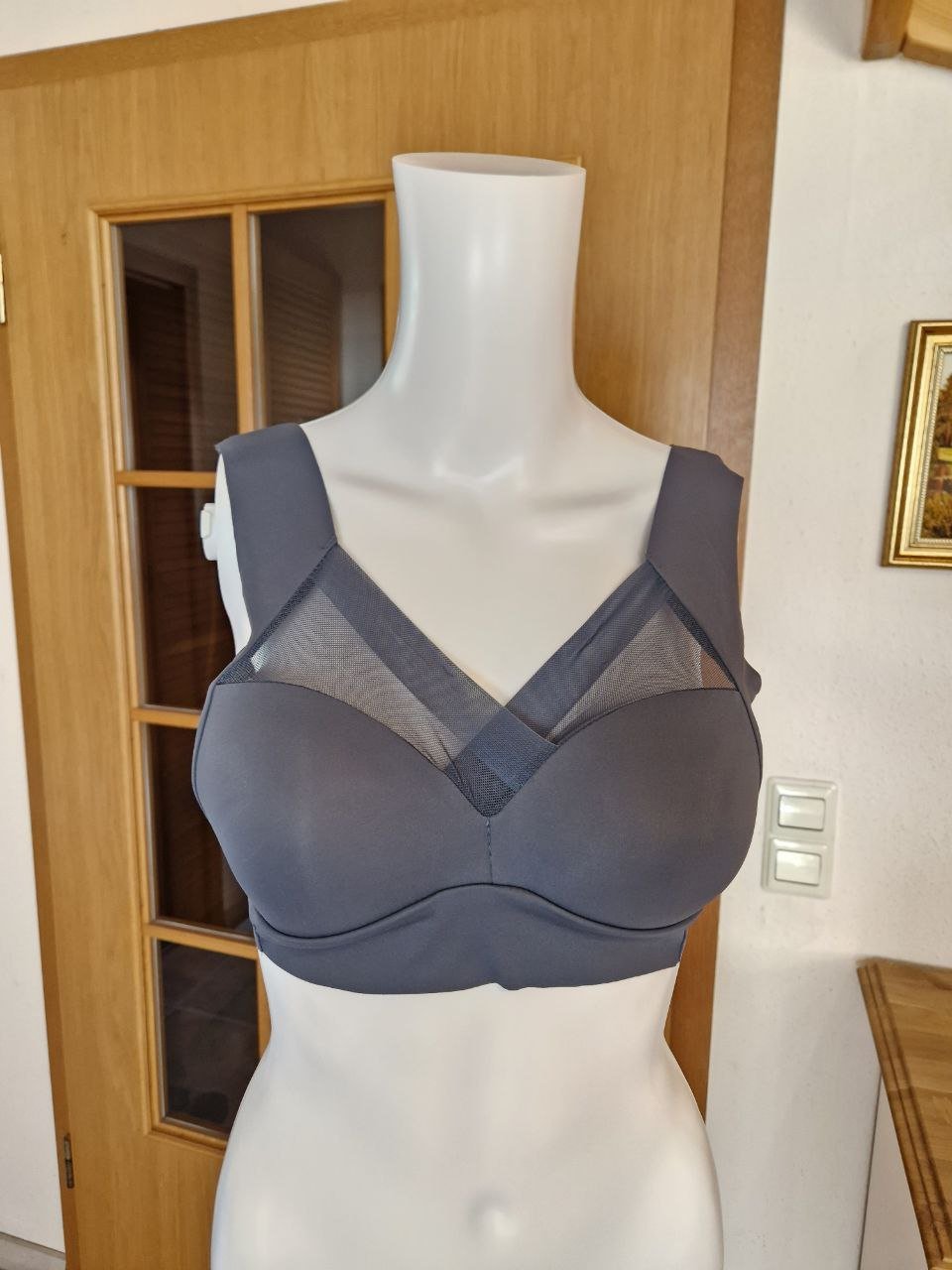 Neu. Atmungsaktiv Sport -Fitness - BH, Dessous. Farbe - grau. Größe M. Es gibt keine Garantie und Rückerstattung