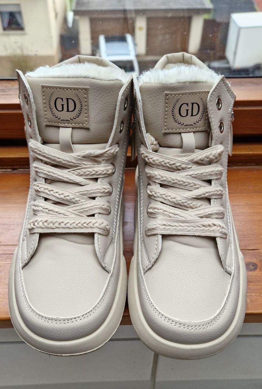 Schöne warme Stiefelette. Farbe - Beige. Größe 39. 