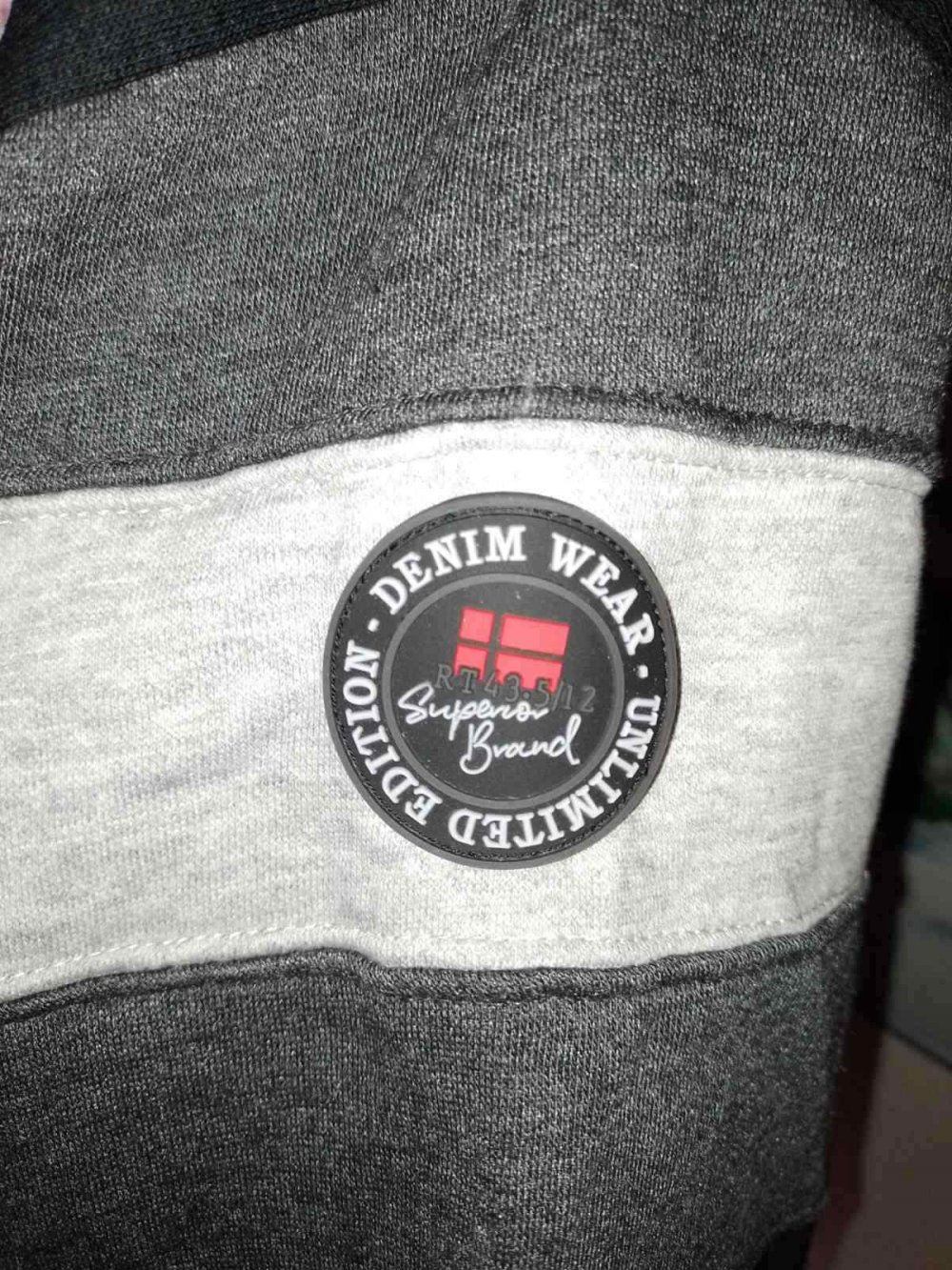 Herren - Sweatjacke mit Kontrastblock. Größe XL .