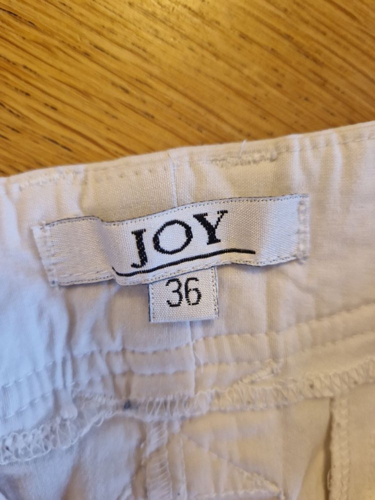 Joy.  Bequeme Shorts.   Viskose + Polyamid + Elastan . 