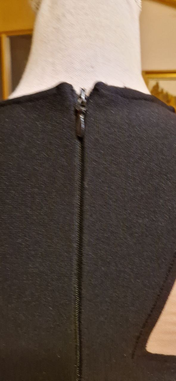 Schönes schwarzes Gestricktes Kleid, Partykleid. Größe XS