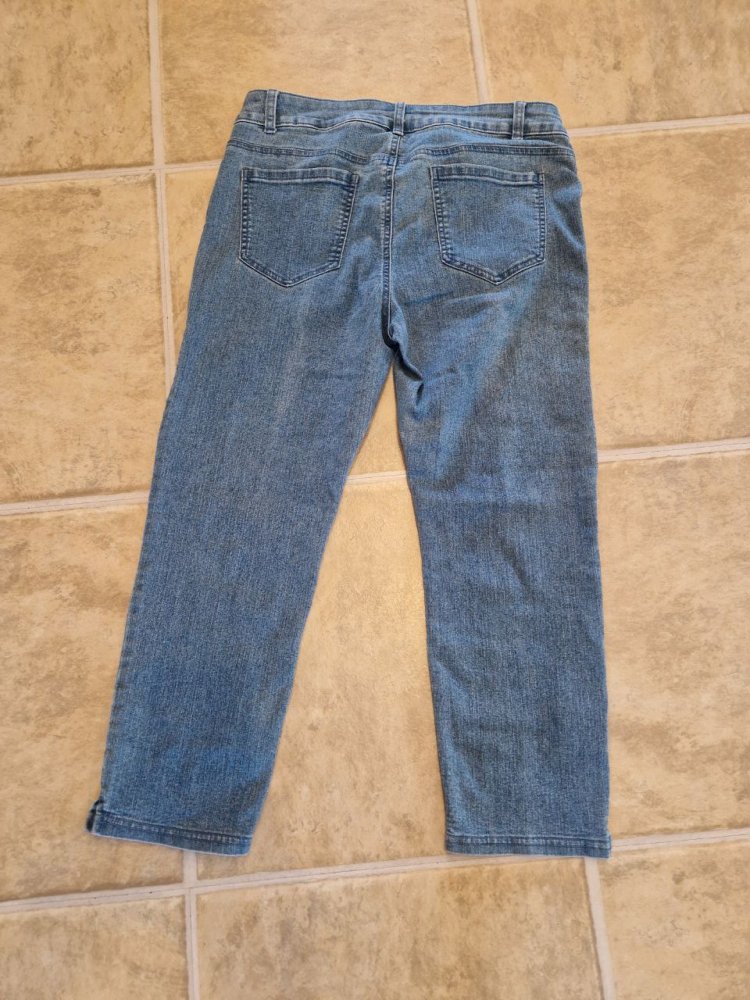 Nygard. Stylische blaue Caprihose, Jeans, Jeggins. Größe L ( 14 ). Baumwolle + Elastan. Taillenumfang 83-88 cm. Lange 85 cm. Hüftumfang 84 cm. Gewaschen. Ordentlich gepflegter Zustand. Es gibt keine Garantie und Rückerstattung.