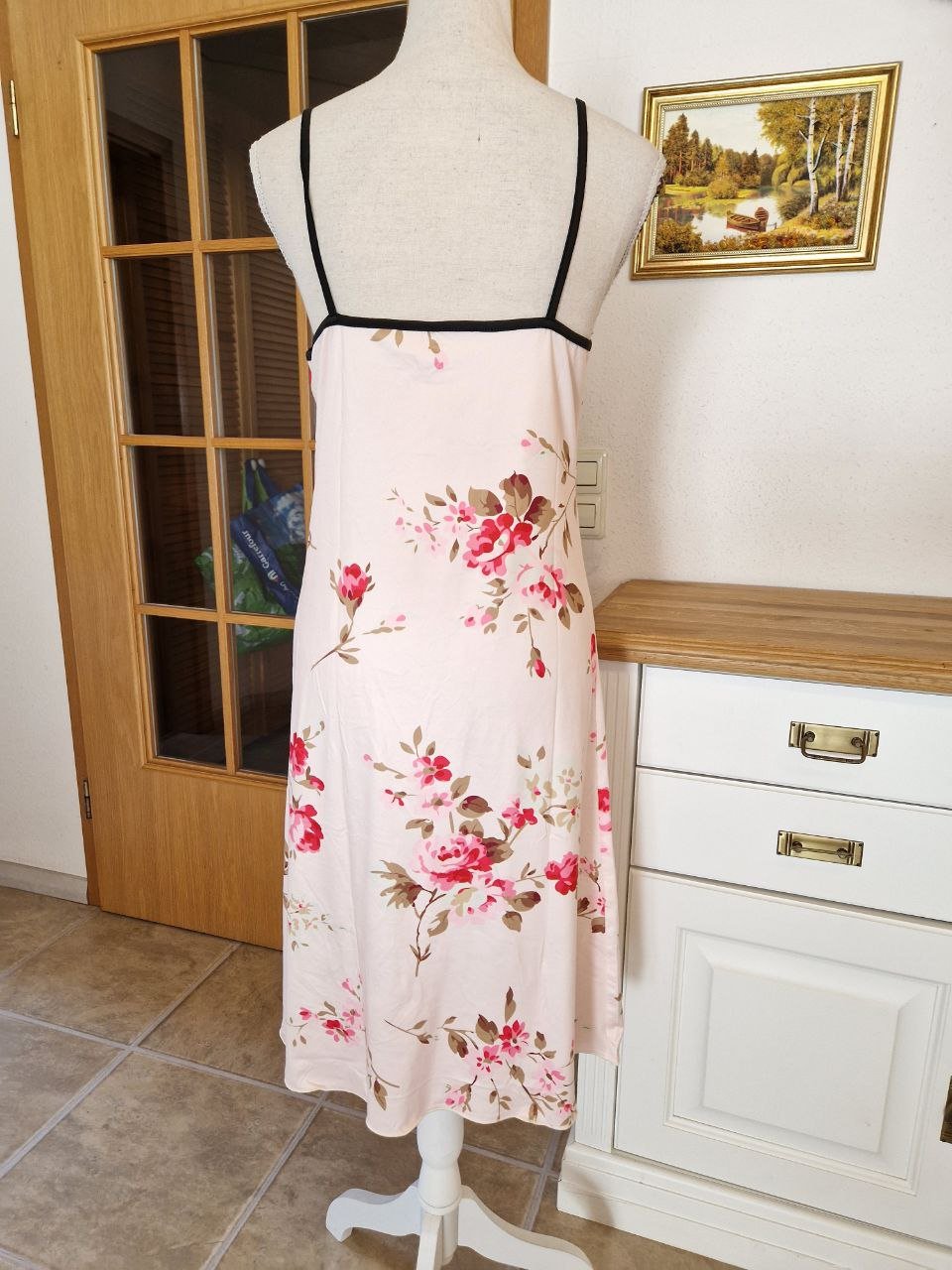 Elegantes Blumen-Print-Nachthemd. Nachtwäsche. Kleid.   Größe M.