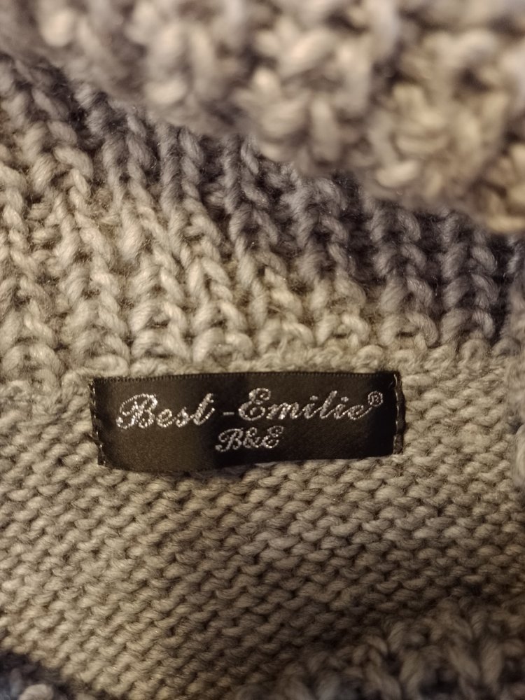 Best-Emilie. Schöne gestrickte graue Weste. 35% Wolle. Größe S.