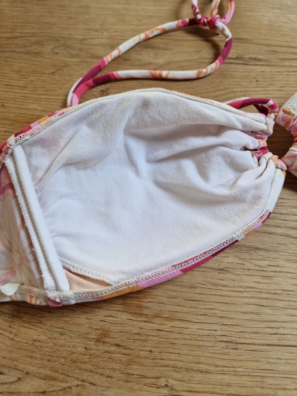 Schöner Badeanzug - Bikini. Größe M. Gewaschen. Ordentlich gepflegter Zustand. Es gibt keine Garantie und Rückerstattung.