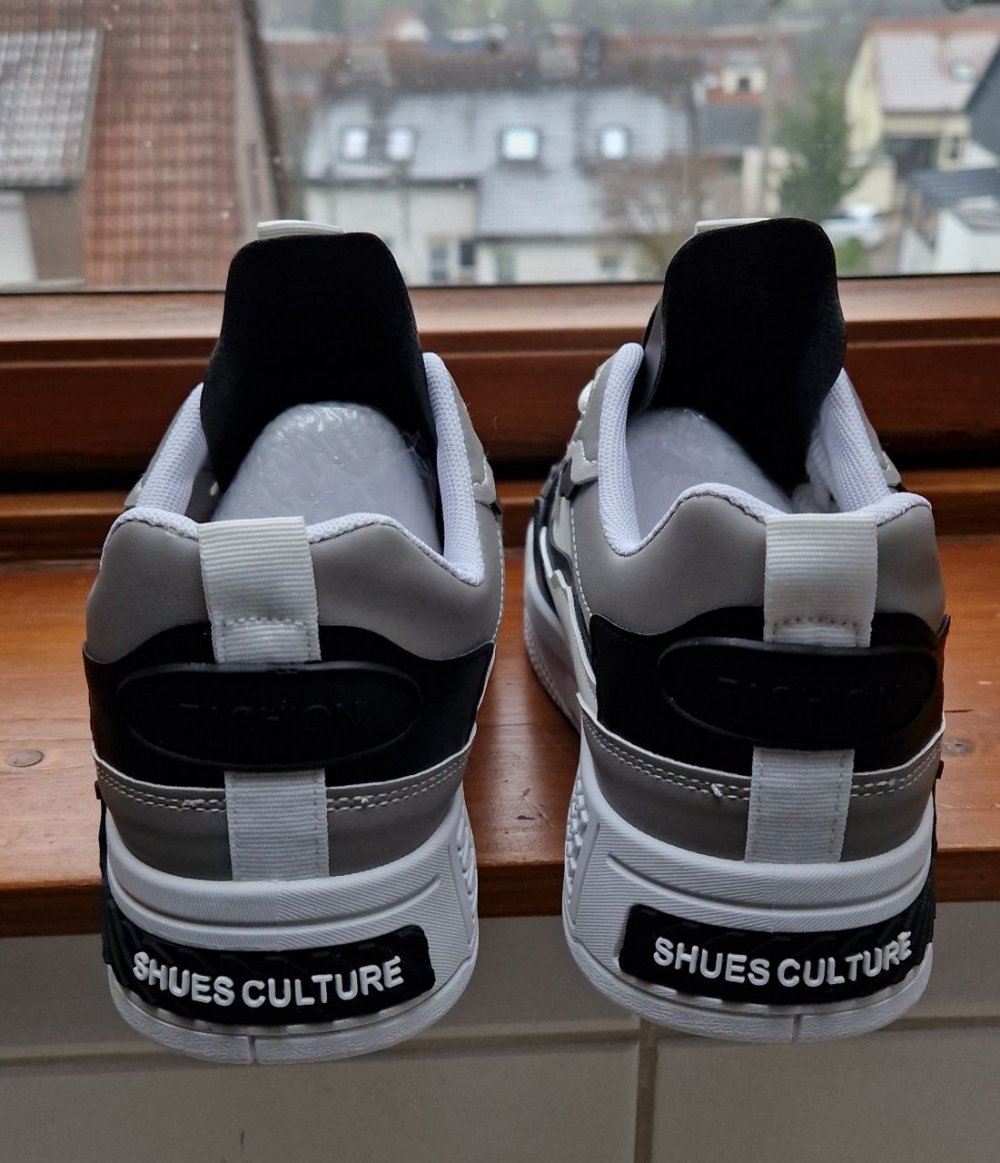 Herrensportschuhe , Halbschuhe, Schnürschuhe, Sneaker. Größe 43 