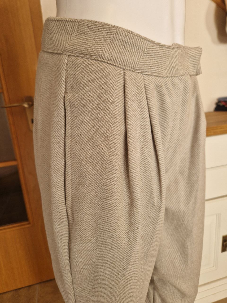 Neu. Reserved. Stylische warme Hose.  Größe M. 