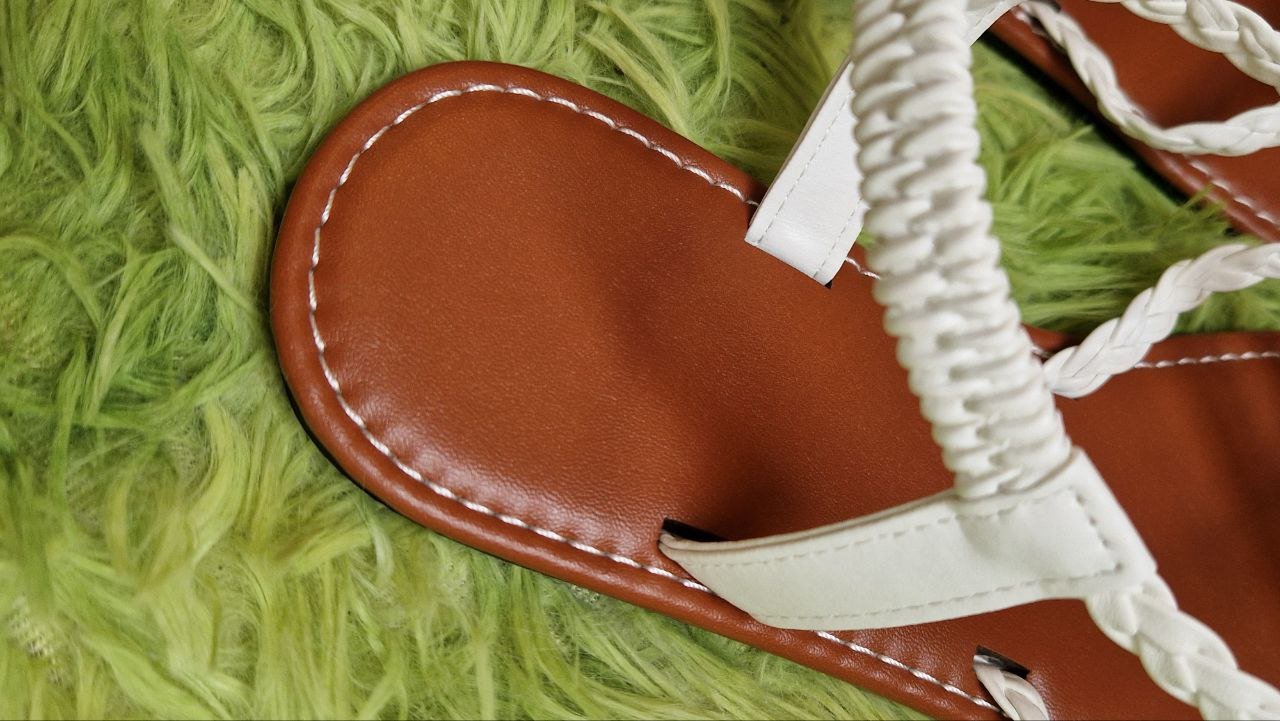 Leichte weiße römische Sandalen, Flip-Flops. Größe 40.