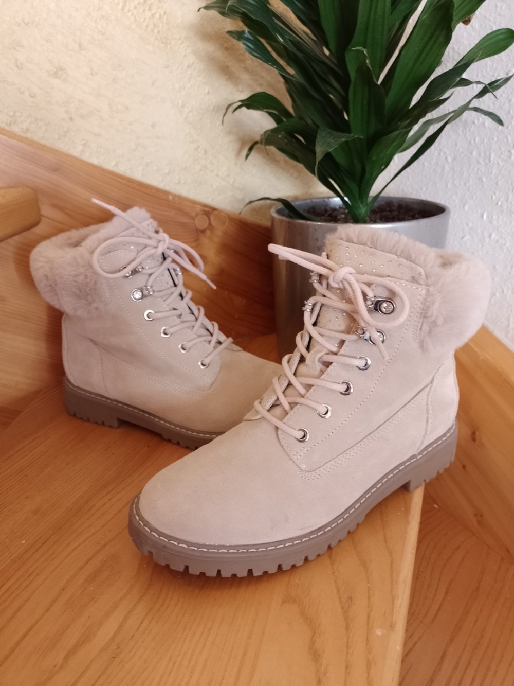 Neu. Schöne warme Stiefelette . Wildleder. Deichmann Größe 39.