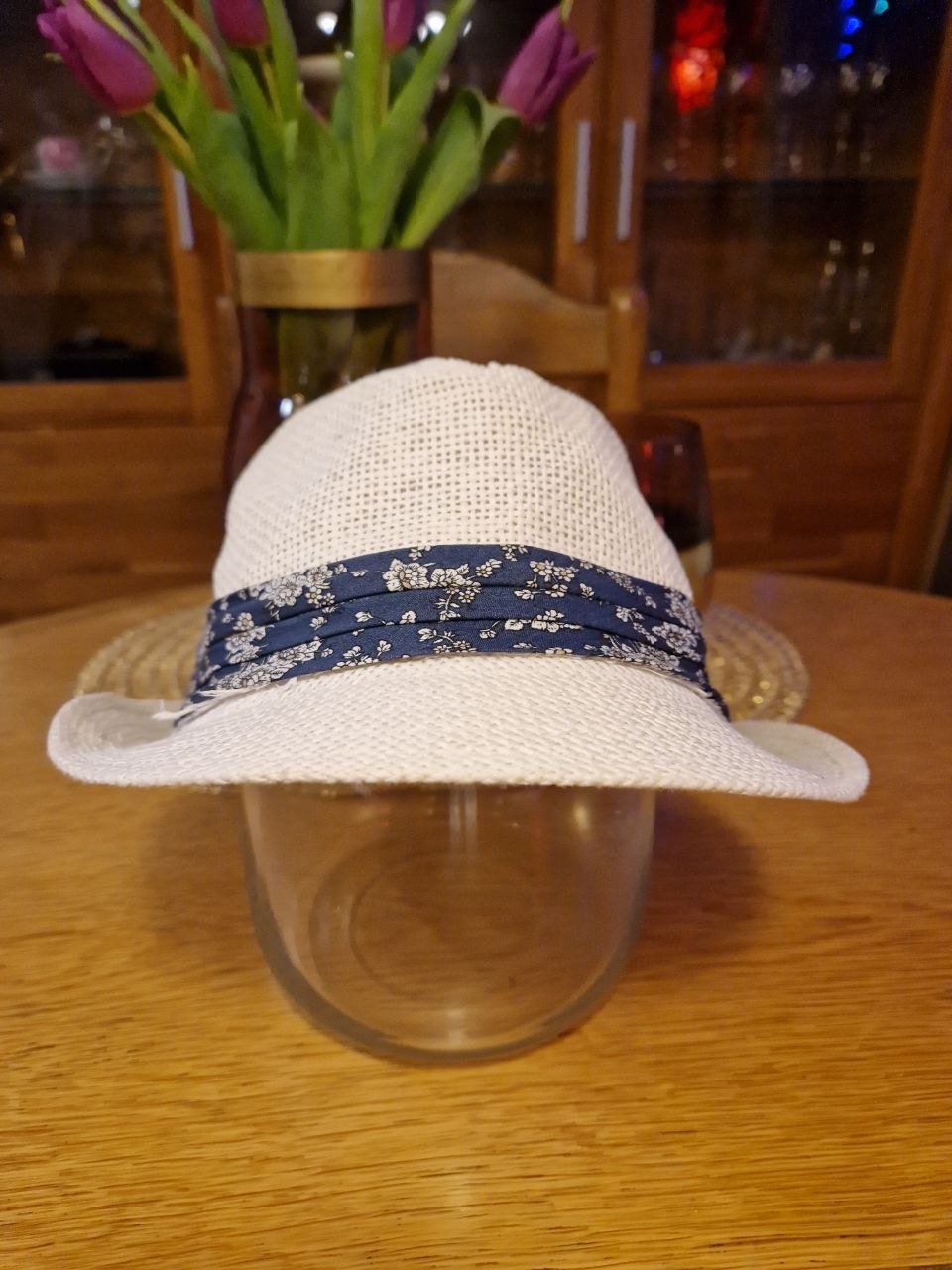 Weißer Sommerhut. 