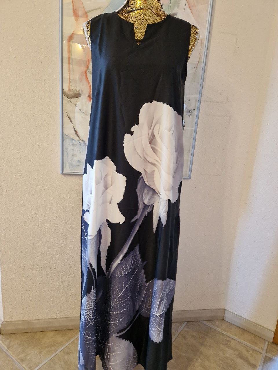 NEU.  Schönes Sommerkleid.  Größe M-L. 
