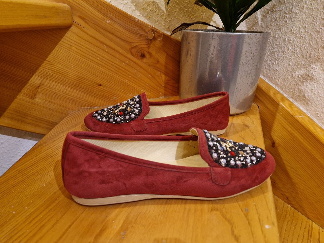 Wunderschöne Schuhe mit Perlen und Strasssteinen.  Größe 39. 
