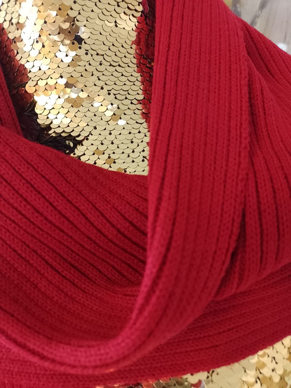 Warmer roter Schal. Polyester .