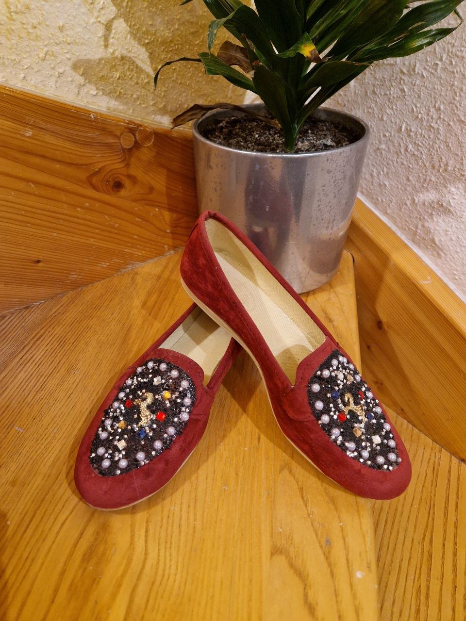 Wunderschöne Schuhe mit Perlen und Strasssteinen.  Größe 39. 