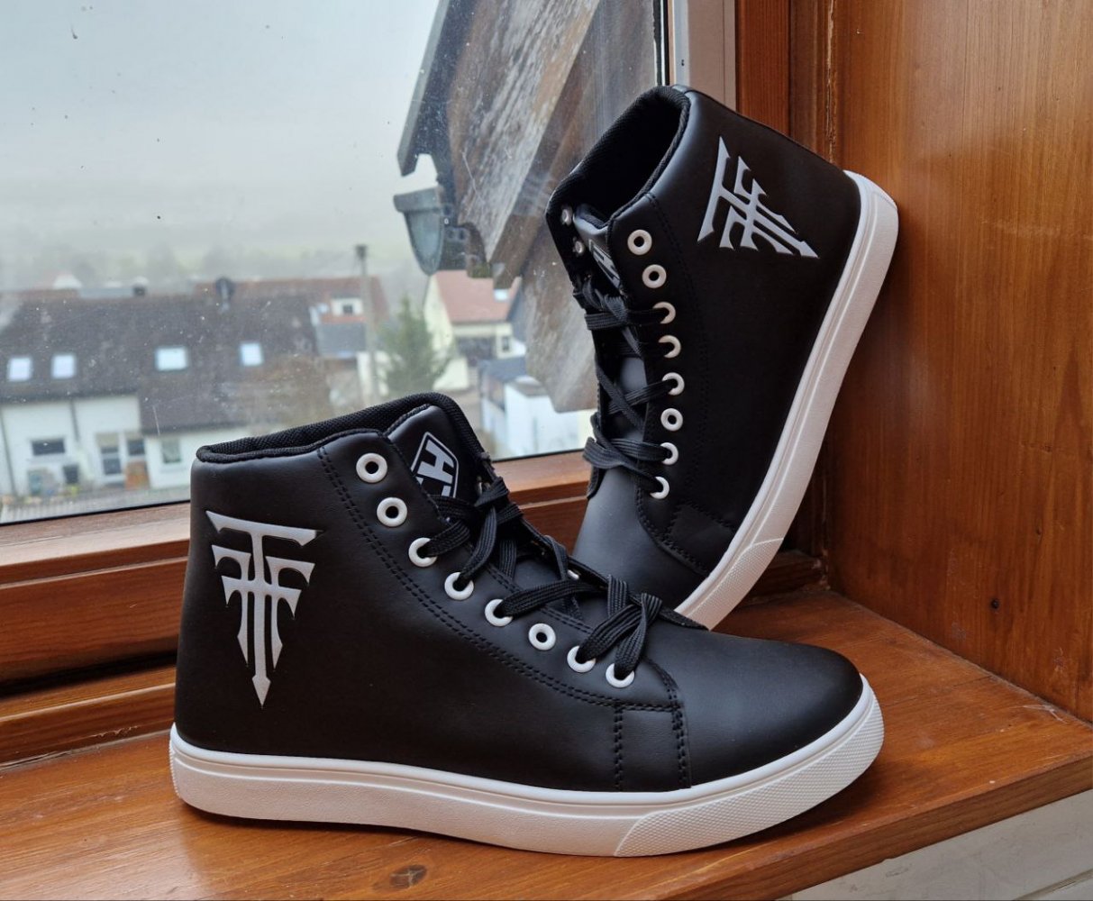 Schwarze Herrenstiefel. Boots. Sportschuhe. Leicht und bequem. Größe 41. 