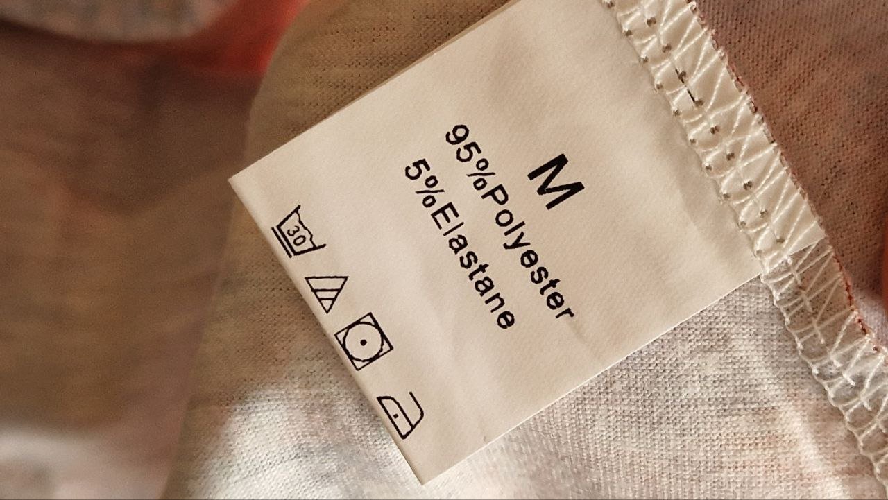 Schönes Sommerkleid. Große M. Abstand von Achsel zu Achsel 48 cm.  Polyester + Elstan. Länge 89 cm. Es gibt keine Rückgabe oder Umtausch. 