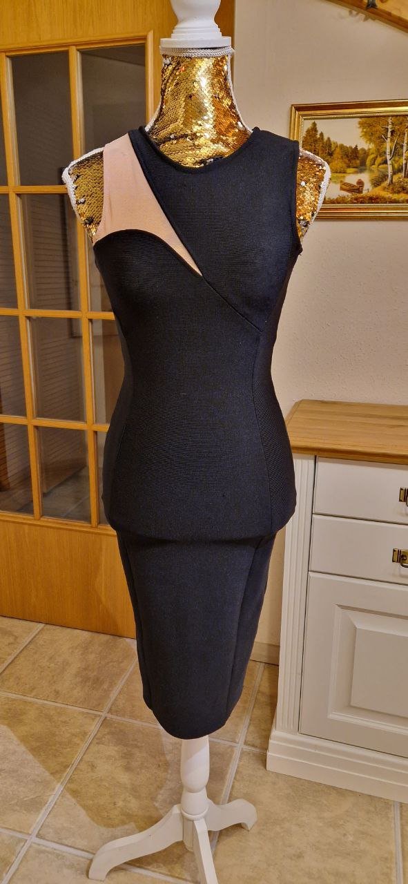 Schönes schwarzes Gestricktes Kleid, Partykleid. Größe XS
