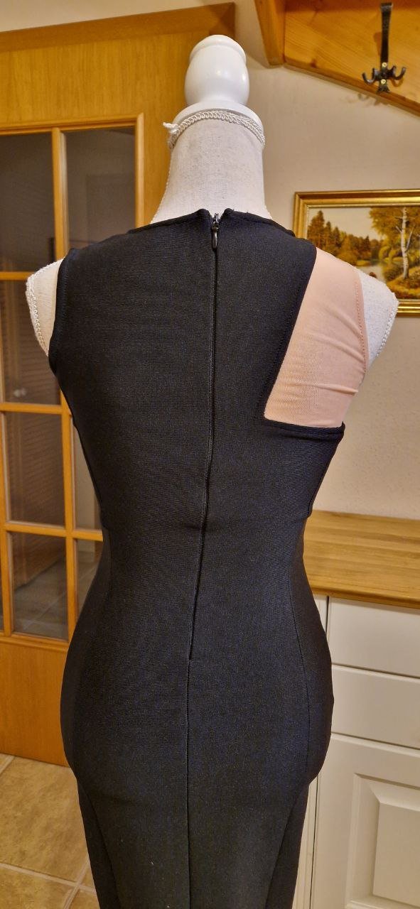 Schönes schwarzes Gestricktes Kleid, Partykleid. Größe XS