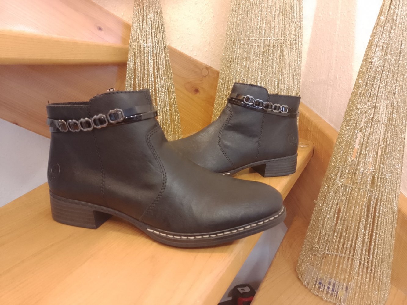 Rieker. Neu. Schöne warme schwarze Stiefeletten. Größe 39