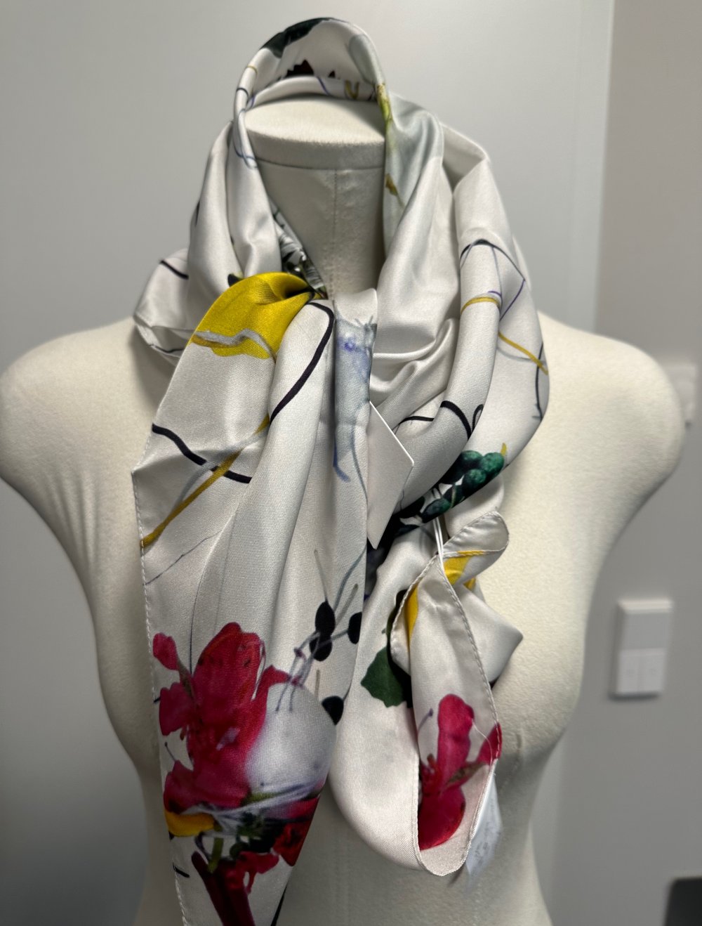 Hugo Boss Damen Seienden Tuch / Schal neu bedruckt Blumenmuster