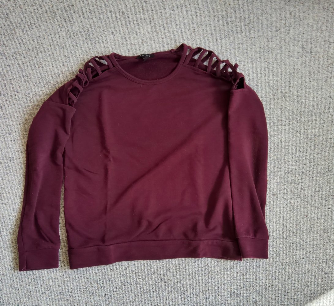 violetter Pullover, leicht Schulterfrei