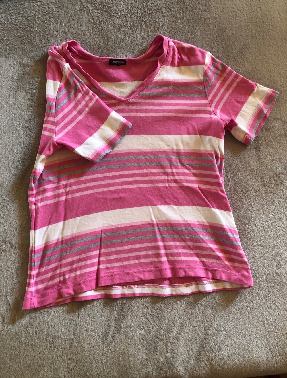 Schönes Tshirt mit V - Ausschnitt
