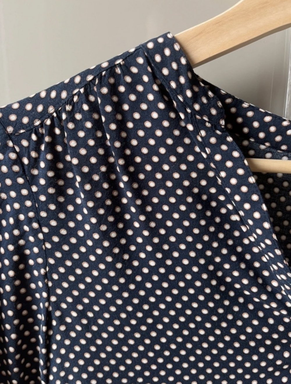 Bluse gepunktet