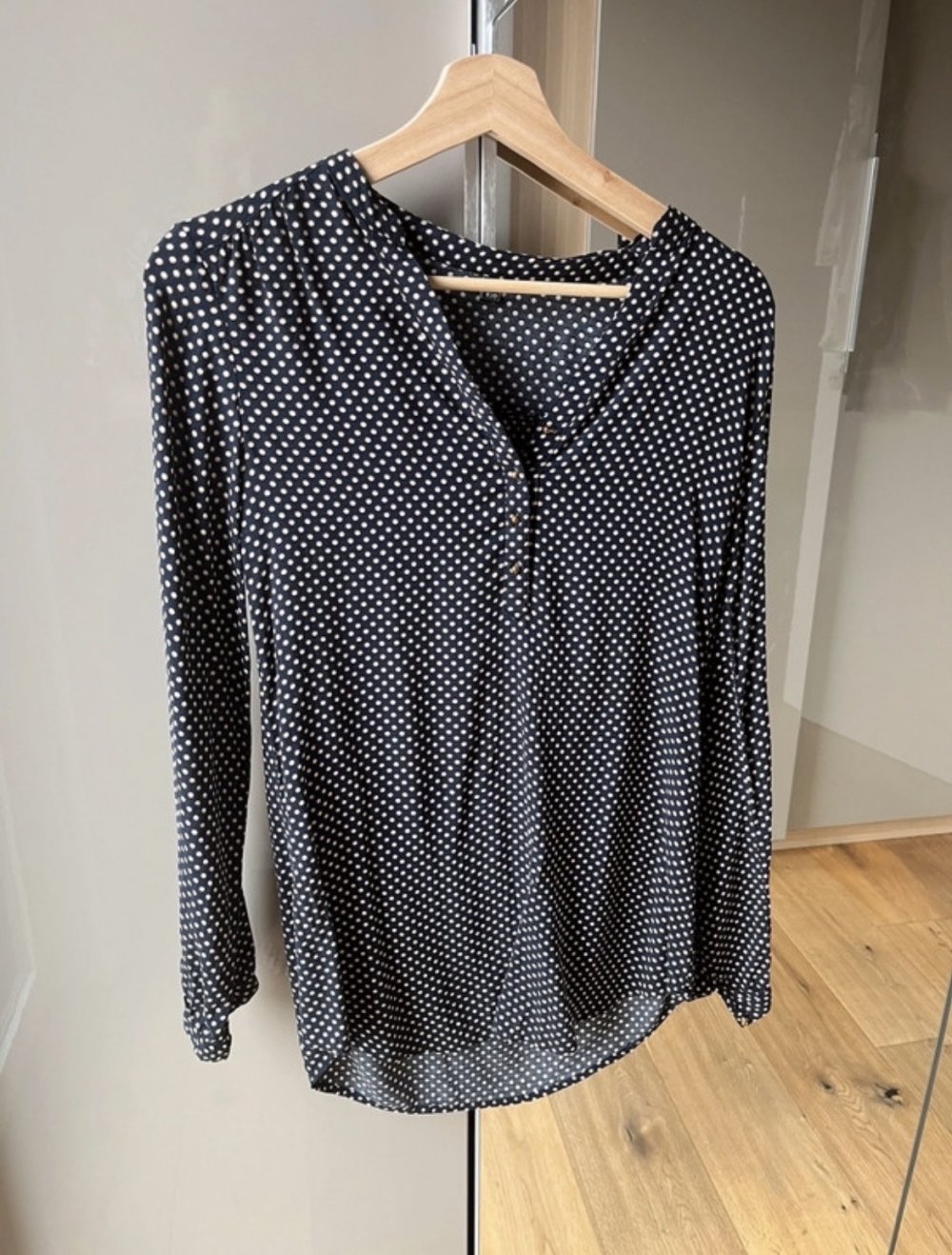 Bluse gepunktet