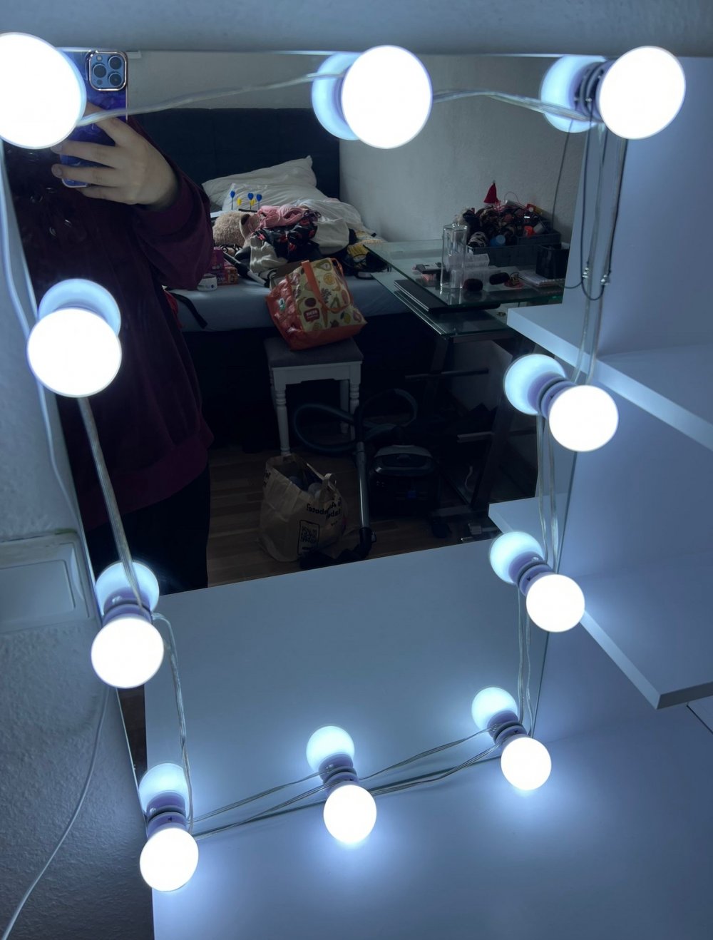 LED-Schminktisch mit Schränken