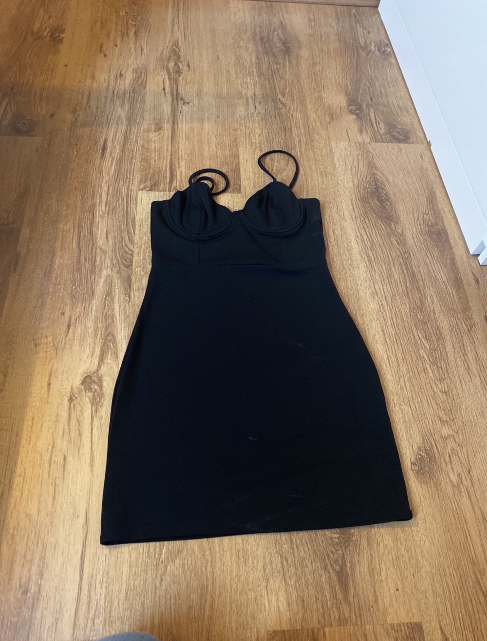 Drei Enge schwarze Kleider zum verkaufen