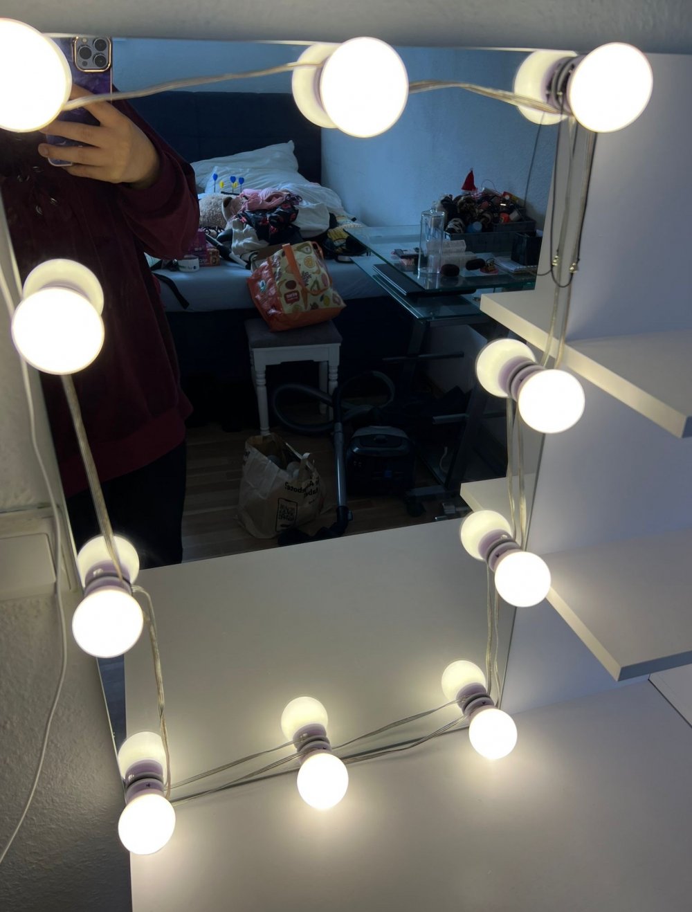 LED-Schminktisch mit Schränken