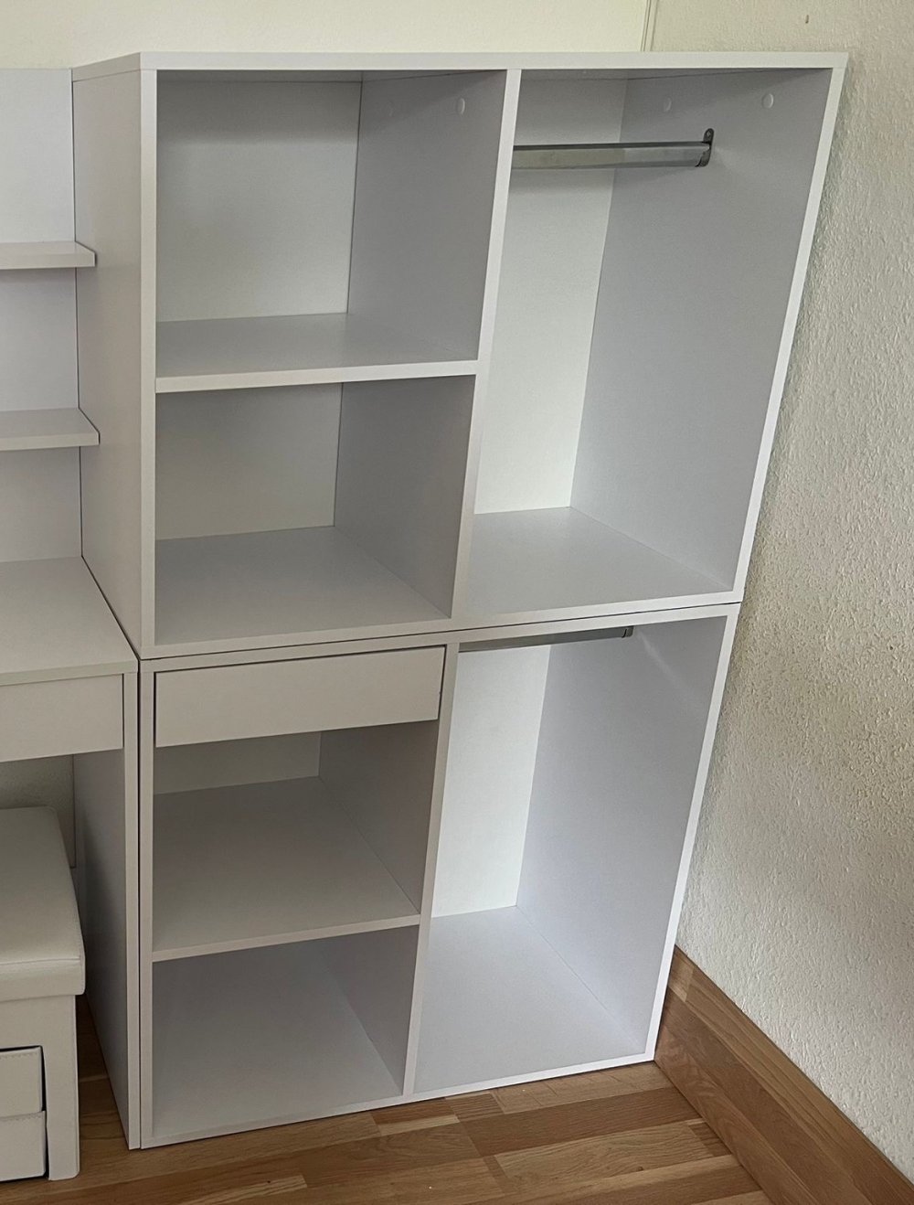 LED-Schminktisch mit Schränken