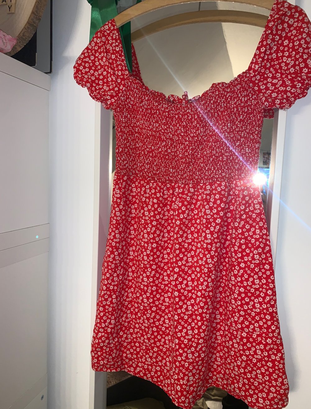 rotes Kleid