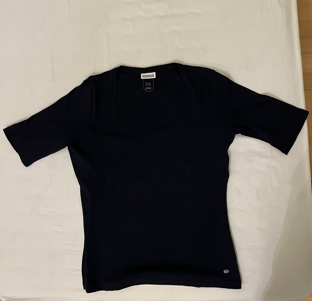 zwei Shirts mit halblangen Ärmeln