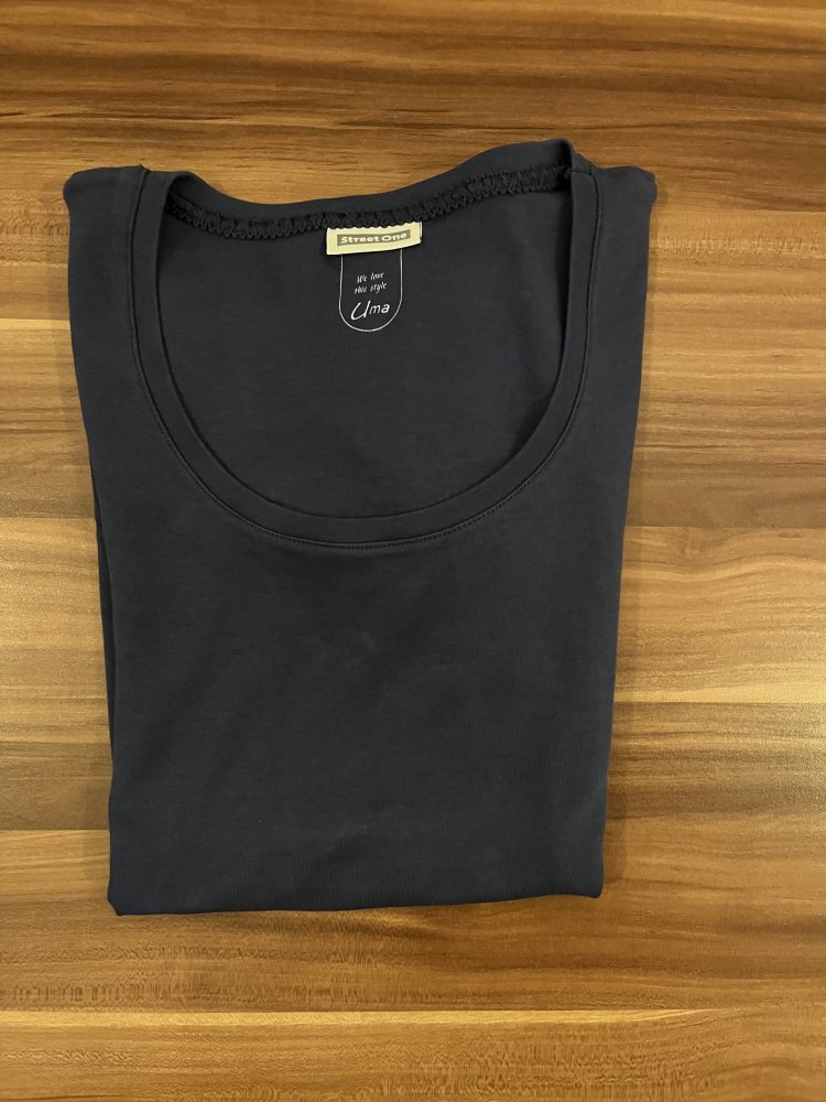 zwei Shirts mit halblangen Ärmeln