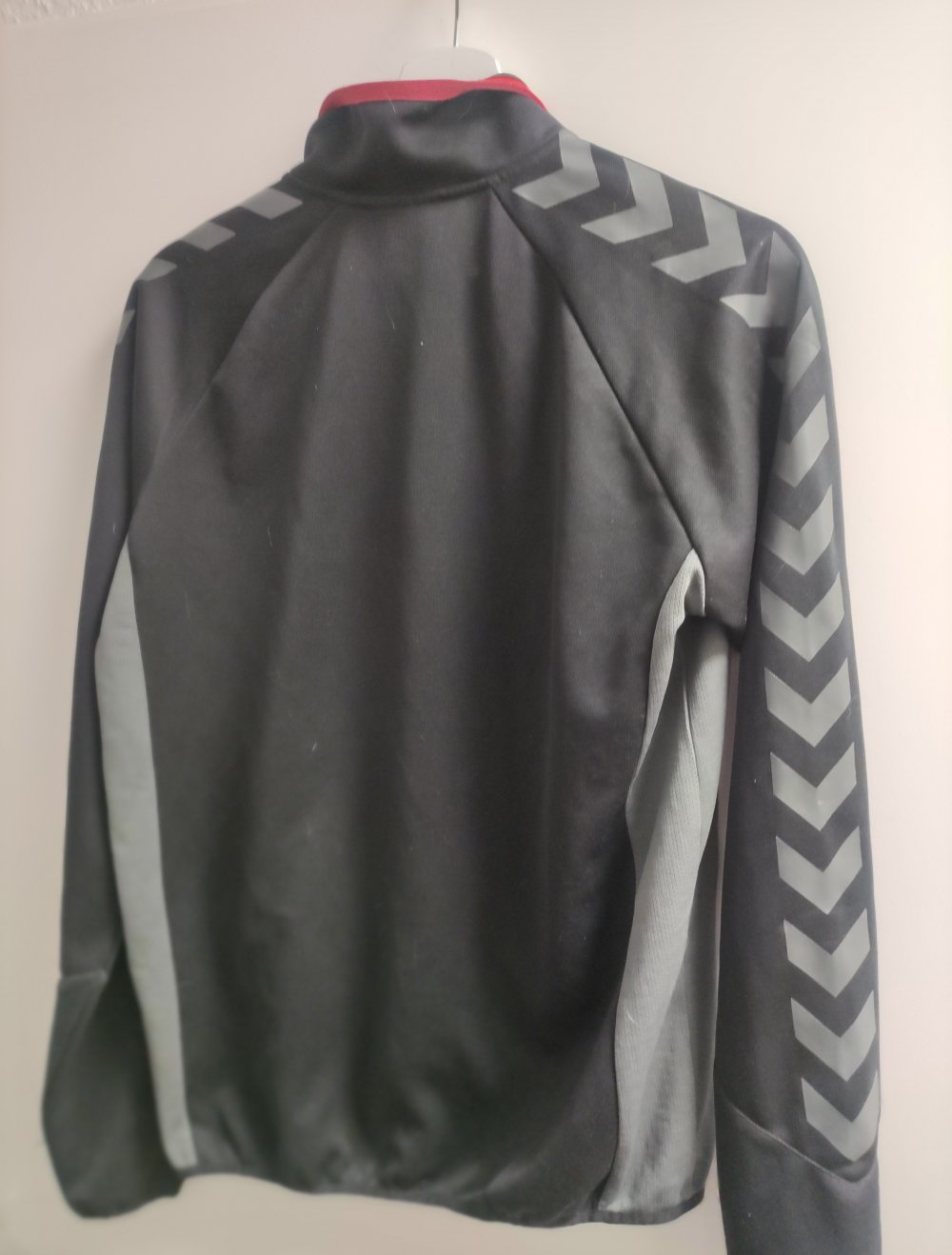 Schwarze Trainingsjacke von Hummel