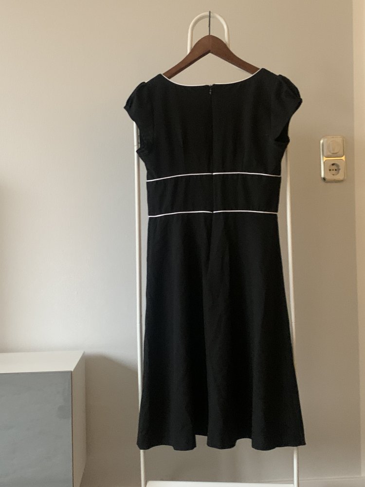 Kleid schwarz mit dezenten weißen Absätzen
