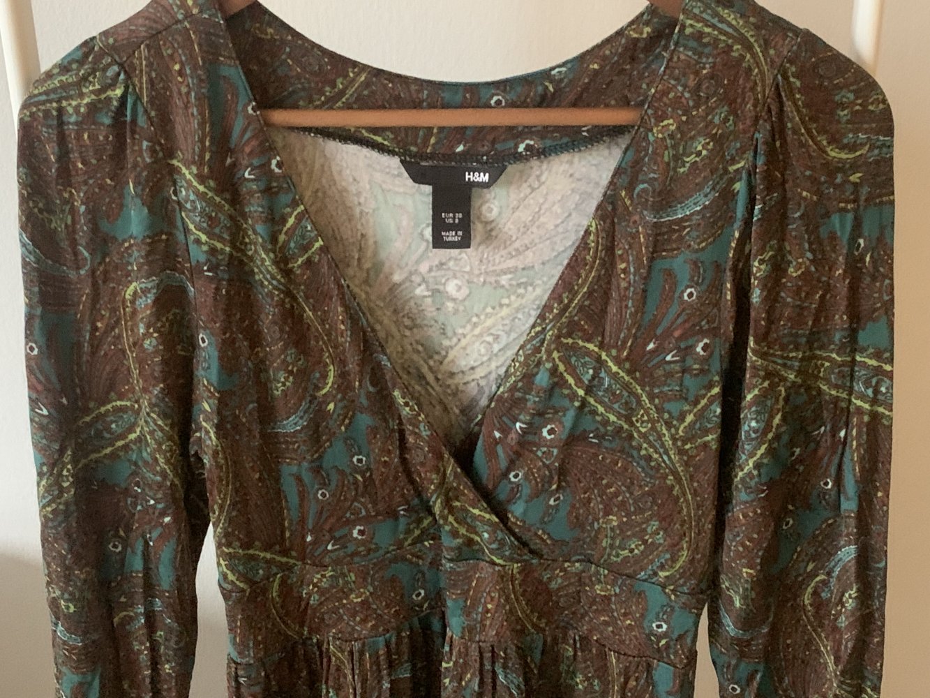 Buntes Kleid mit Ärmeln, Paisley