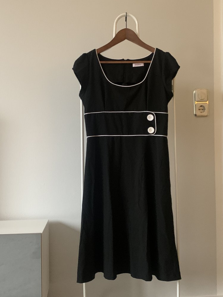 Kleid schwarz mit dezenten weißen Absätzen