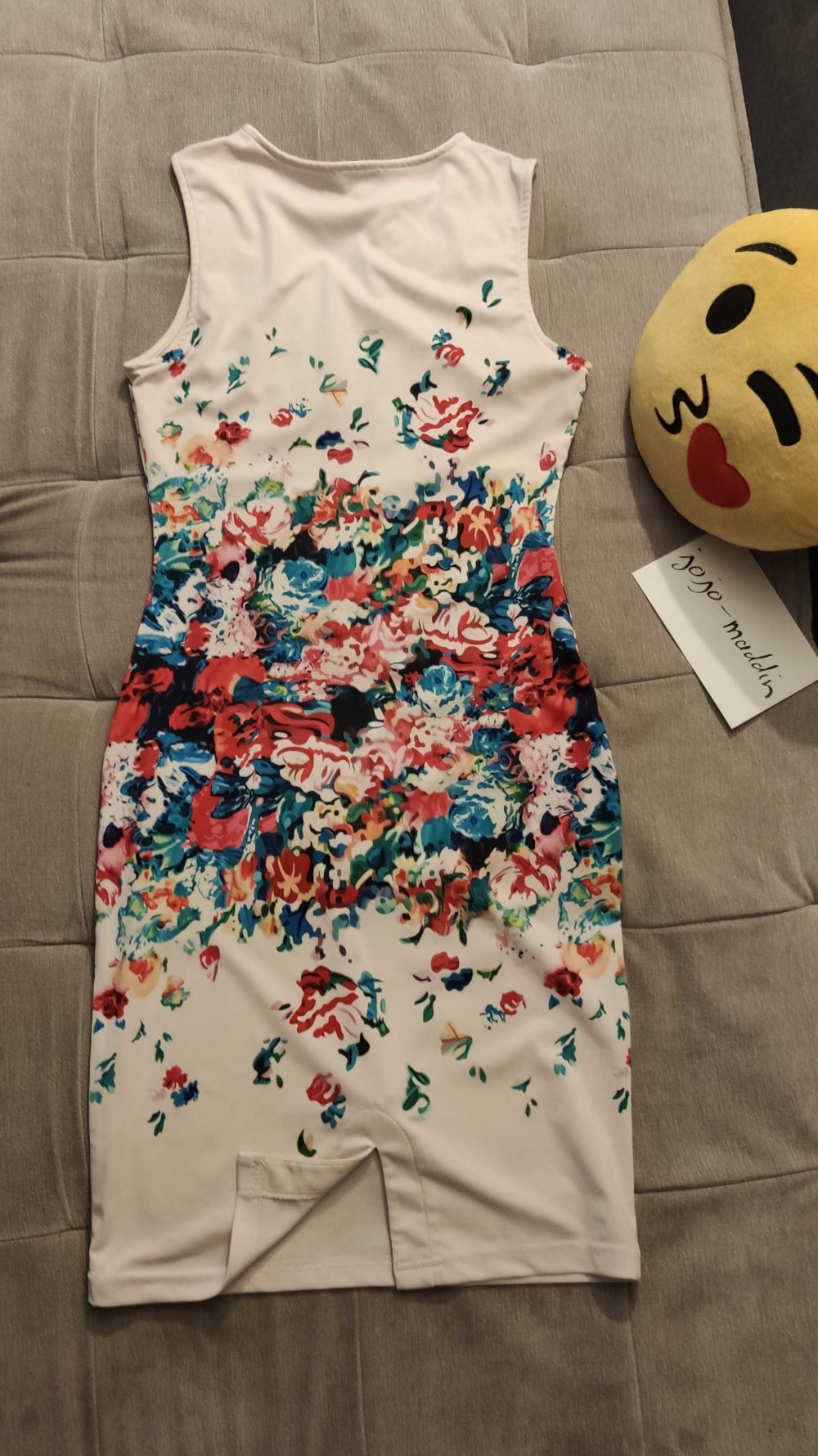 weißes Sommerkleid mit bunten Blumen