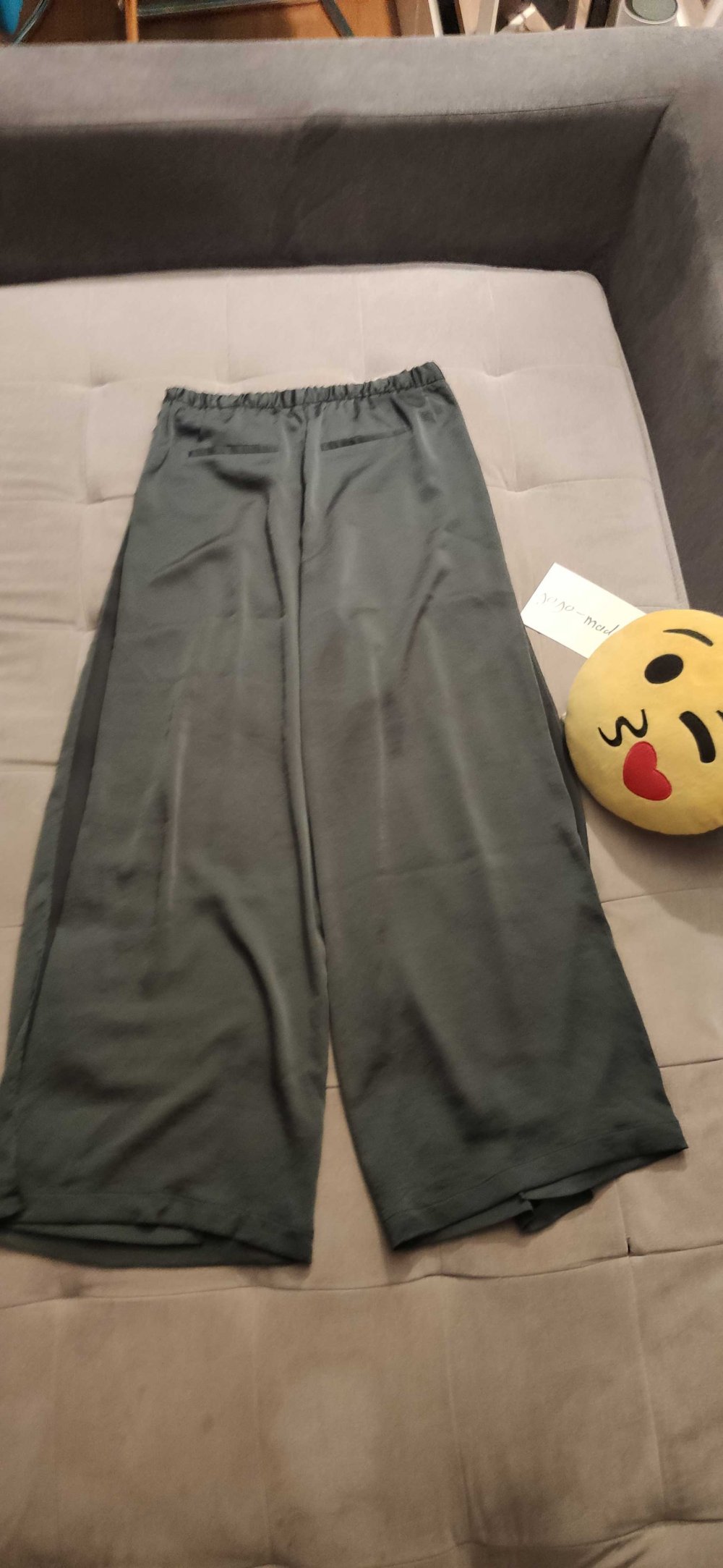 Dunkelgrüne Sommerhose mit breitem Bein und Schlitz