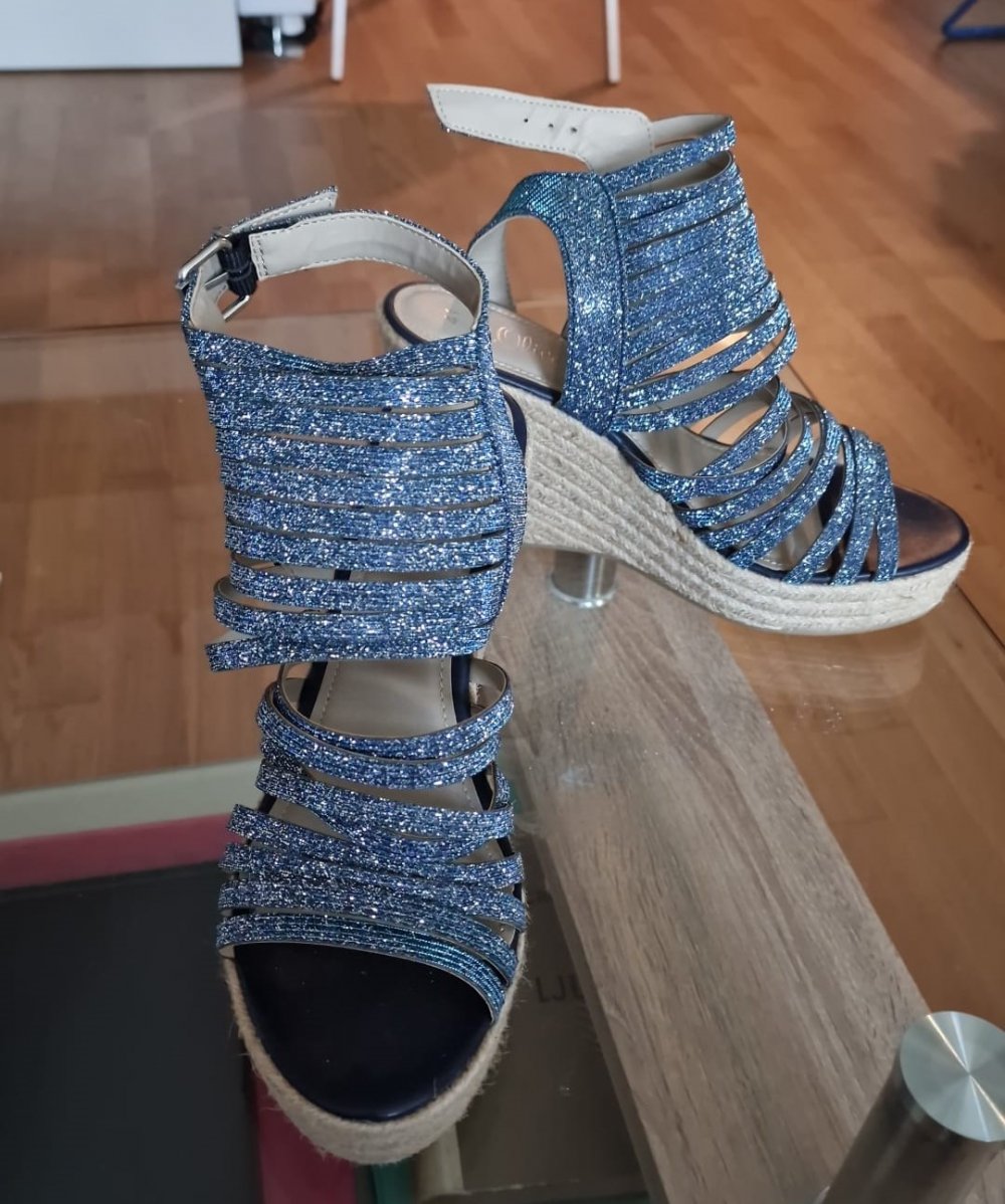 Sandalen in beige-blau