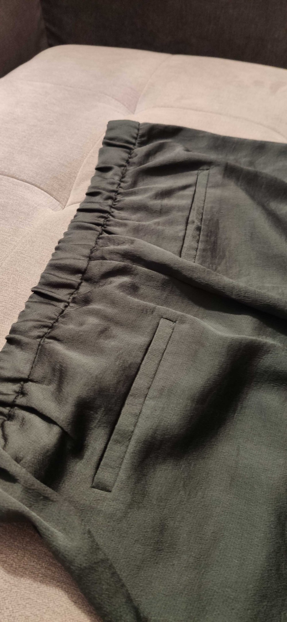 Dunkelgrüne Sommerhose mit breitem Bein und Schlitz