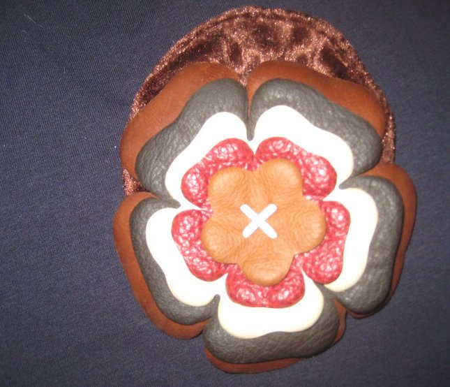 NEU hangdgemachter Haarschmuck Leder, Blüte an Rosette