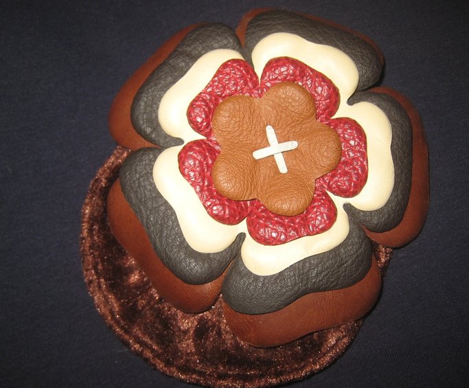 NEU hangdgemachter Haarschmuck Leder, Blüte an Rosette