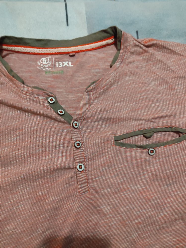 T-Shirt aus Bio Baumwolle mit Knopfleiste im V-Ausschnitt 