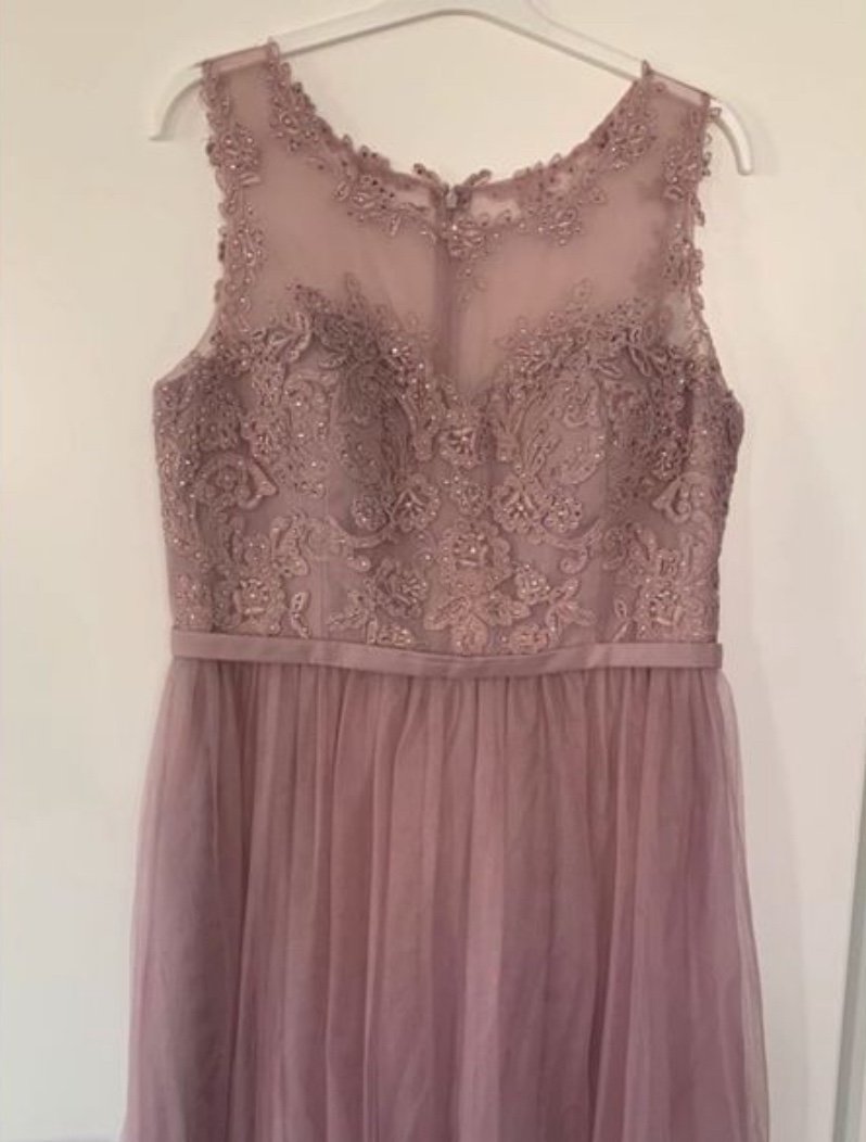 Abendkleid mit Ziersteinbesatz