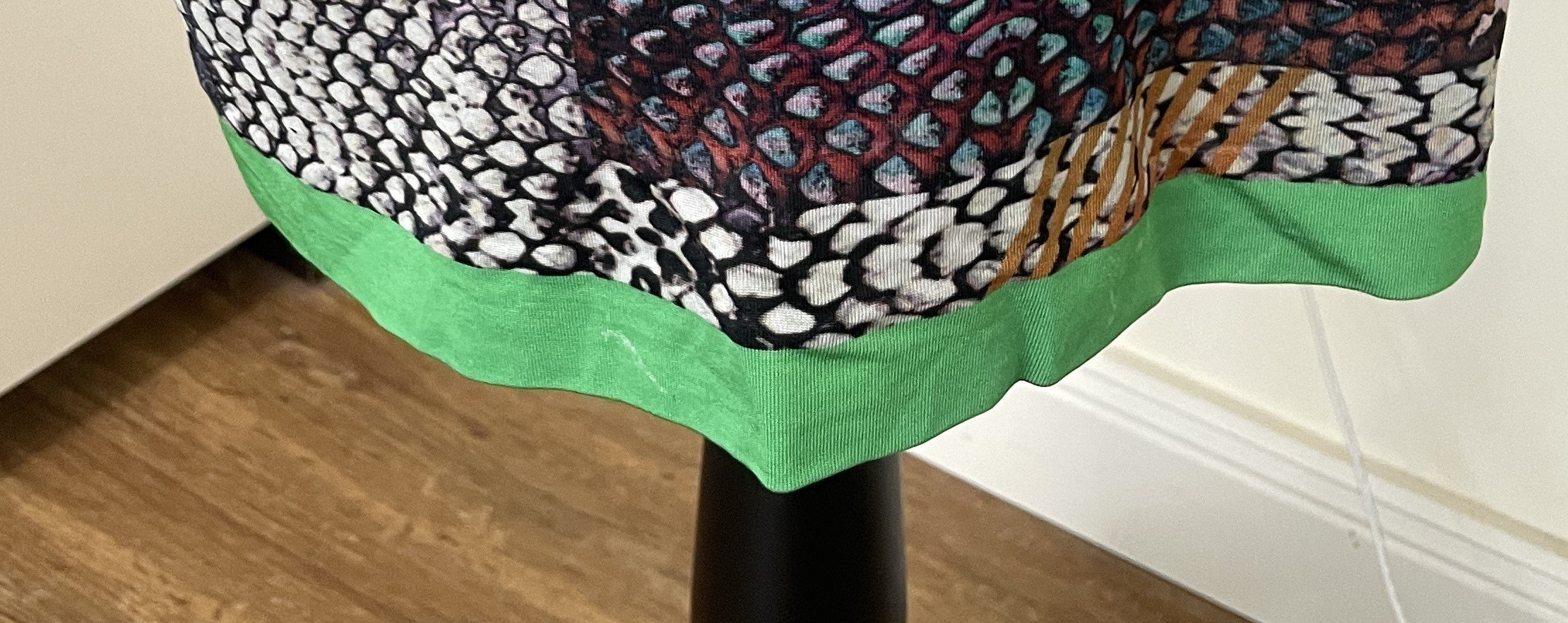 Kleid mit Print und Schmuckstein-Applikation von ana alcazar